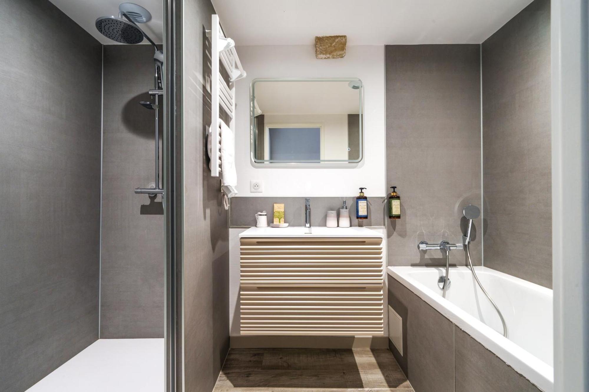 The Originals Boutique, Hotel Le George , لوش المظهر الخارجي الصورة